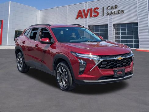 Used 2025 Chevrolet Trax LT w/ LT Convenience Package FWD image 3