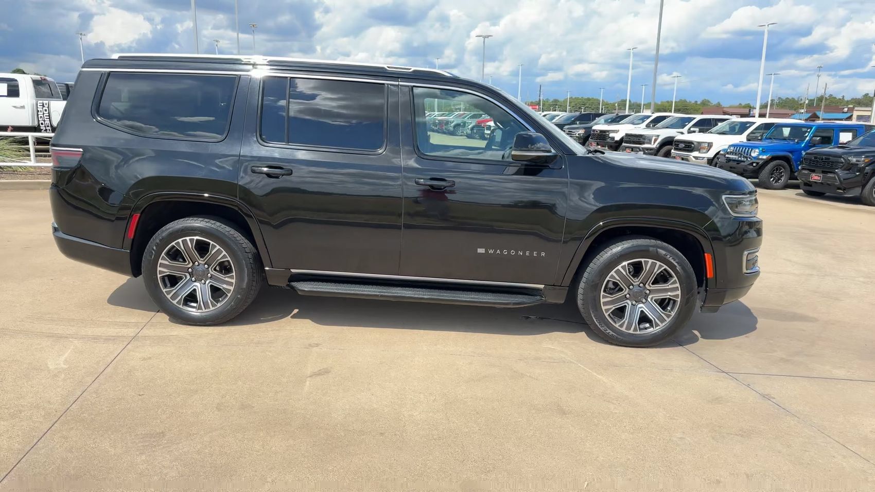 Used 2024 Jeep Wagoneer Series II w/ Flexible Seating Group AWD/4WD image 2