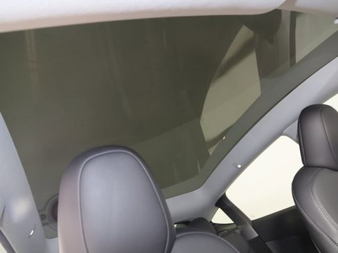 Used 2025 Tesla Model Y Long Range image 12