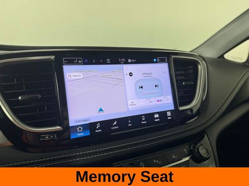 Used 2025 Chrysler Pacifica Limited image 18