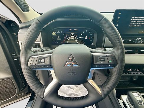 New 2026 Mitsubishi Outlander SE image 11