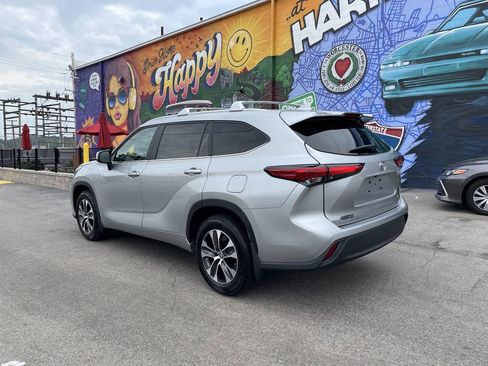 Used 2023 Toyota Highlander XLE AWD/4WD image 3
