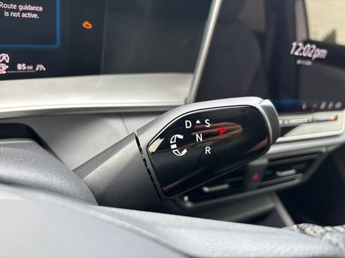 Used 2025 Volkswagen Tiguan SE R-Line AWD/4WD image 21