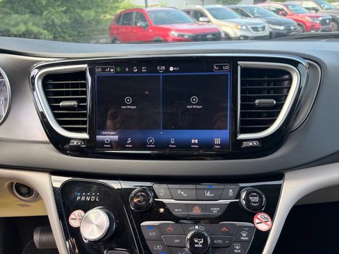 Used 2023 Chrysler Pacifica Touring-L FWD image 9