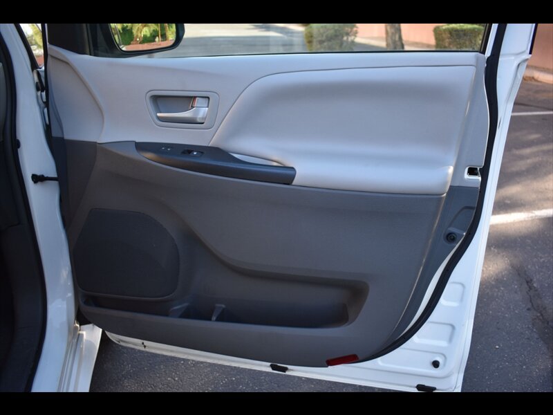 Used 2017 Toyota Sienna LE FWD image 34