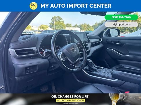 Used 2022 Toyota Highlander XLE AWD/4WD image 8