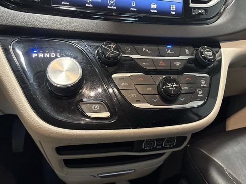 Used 2024 Chrysler Pacifica Touring-L image 4