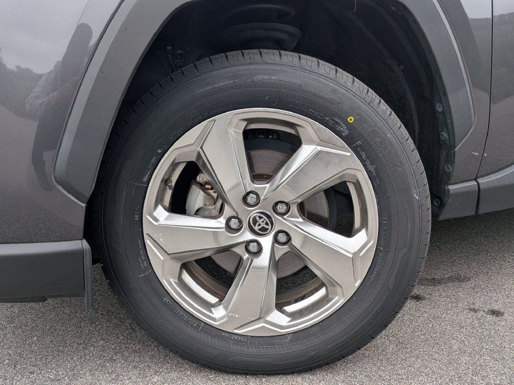 Used 2021 Toyota RAV4 XLE Premium AWD/4WD image 6