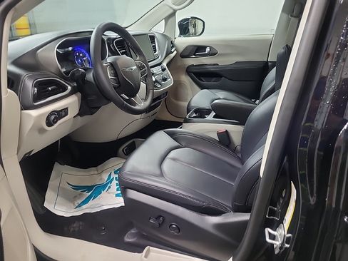 Used 2024 Chrysler Pacifica Touring-L w/ Uconnect Theater Family Group AWD/4WD image 7