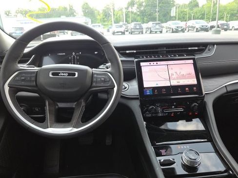 Used 2023 Jeep Grand Cherokee L Limited AWD/4WD image 12
