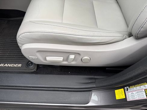 Used 2016 Toyota Highlander XLE AWD/4WD image 11