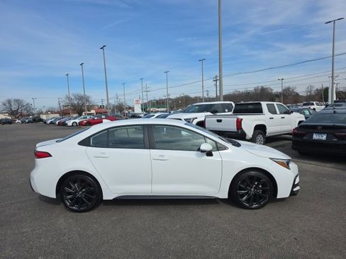 Used 2024 Toyota Corolla SE image 3