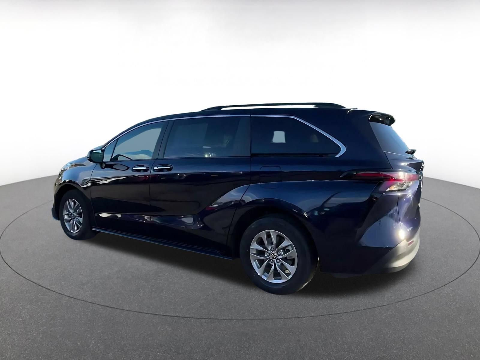 Used 2025 Toyota Sienna XLE FWD image 9