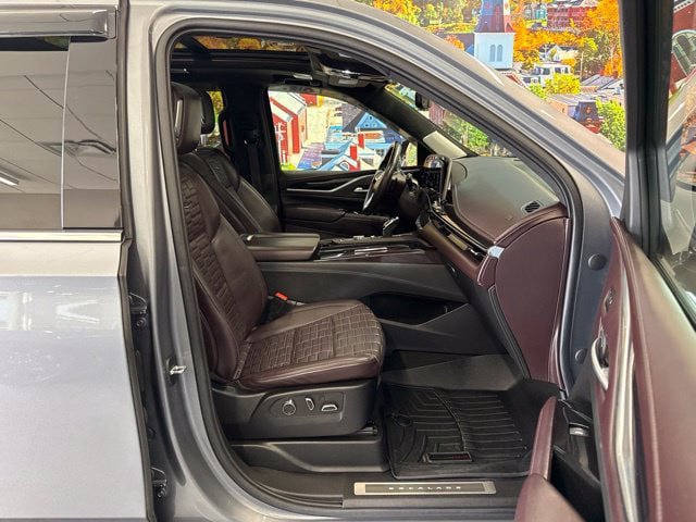 Used 2022 Cadillac Escalade ESV Premium Luxury Platinum AWD/4WD image 58