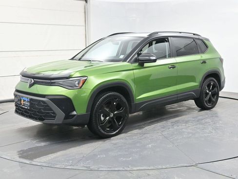 Certified 2025 Volkswagen Taos SE image 1