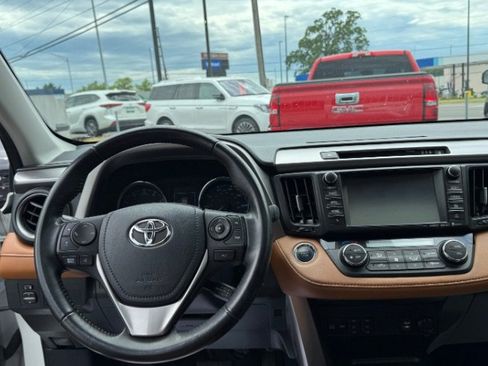 Used 2018 Toyota RAV4 Limited FWD image 12