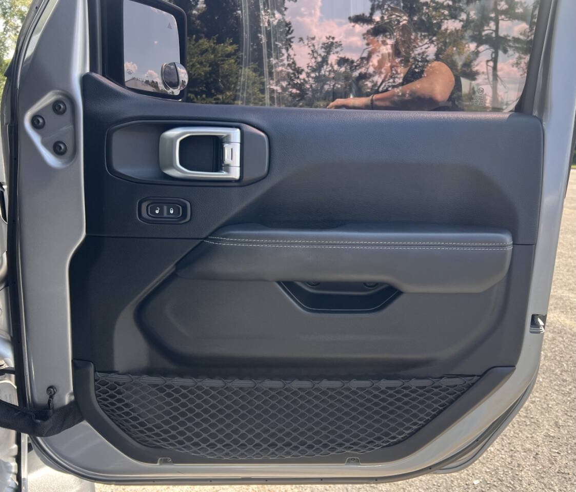 Used 2018 Jeep Wrangler Unlimited Sahara AWD/4WD image 16