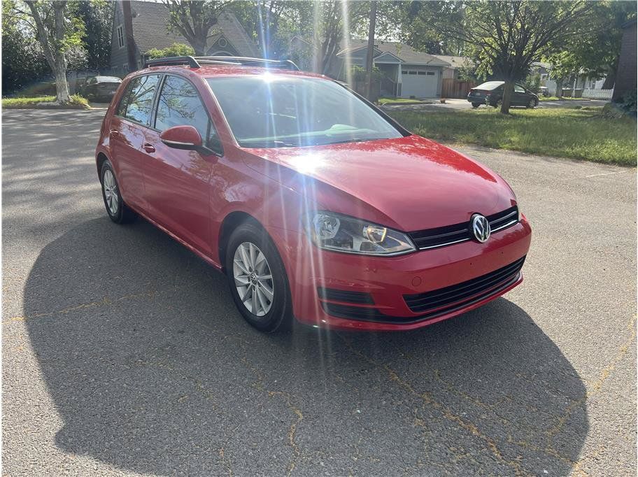 Used 2016 Volkswagen Golf 4-Door FWD image 1