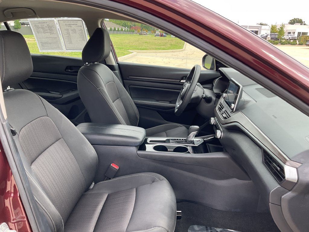 Used 2024 Nissan Altima 2.5 SV FWD image 17