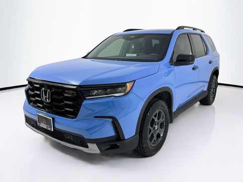 Used 2025 Honda Pilot TrailSport image 3