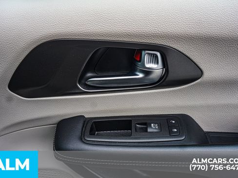 Used 2023 Chrysler Pacifica Touring-L FWD image 50