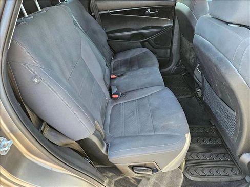 Used 2017 Kia Sorento LX w/ LX Convenience Package image 17