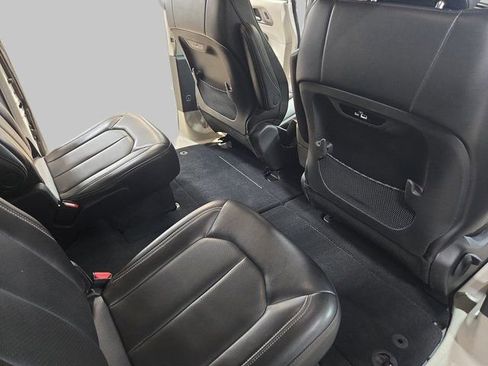 Used 2023 Chrysler Pacifica Touring-L image 13