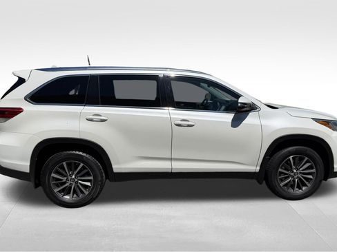 Used 2019 Toyota Highlander XLE AWD/4WD image 4