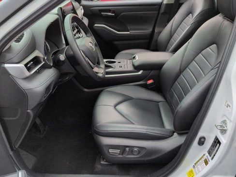 Used 2022 Toyota Highlander XLE AWD/4WD image 8