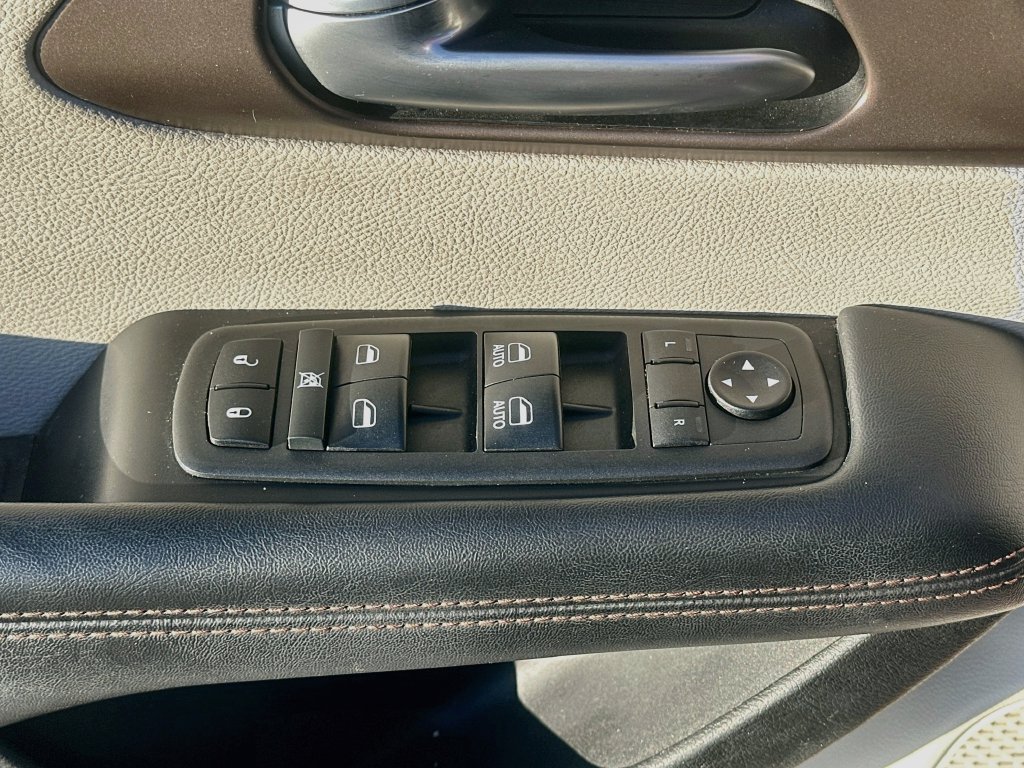 Used 2018 Chrysler Pacifica Touring-L FWD image 17