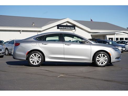 Used 2016 Chrysler 200 Limited image 2