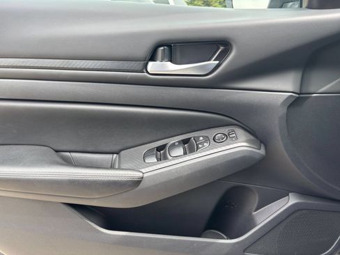 Used 2025 Nissan Altima 2.5 SV FWD image 18