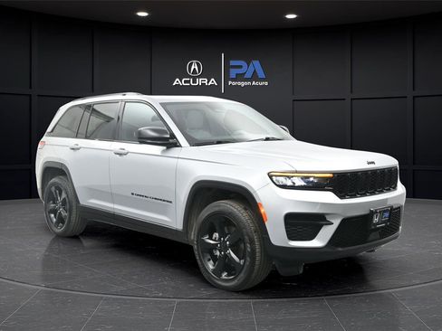Used 2025 Jeep Grand Cherokee Altitude AWD/4WD image 28