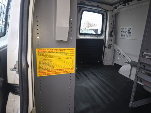 Used 2011 Chevrolet Express 2500 image 19