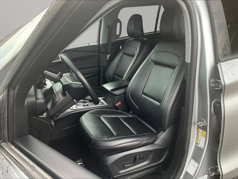 Used 2024 Ford Explorer XLT w/ Equipment Group 202A AWD/4WD image 21