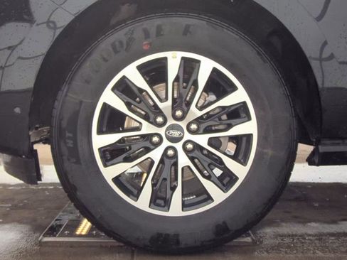 Used 2025 Ford Expedition Platinum image 9