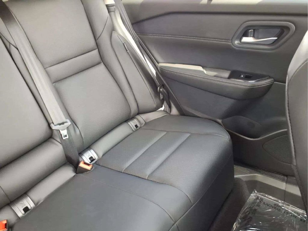 Used 2024 Nissan Rogue SV w/ SV Premium Package FWD image 18