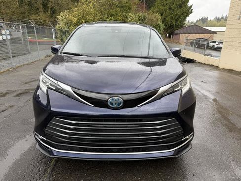 Used 2021 Toyota Sienna Limited image 2