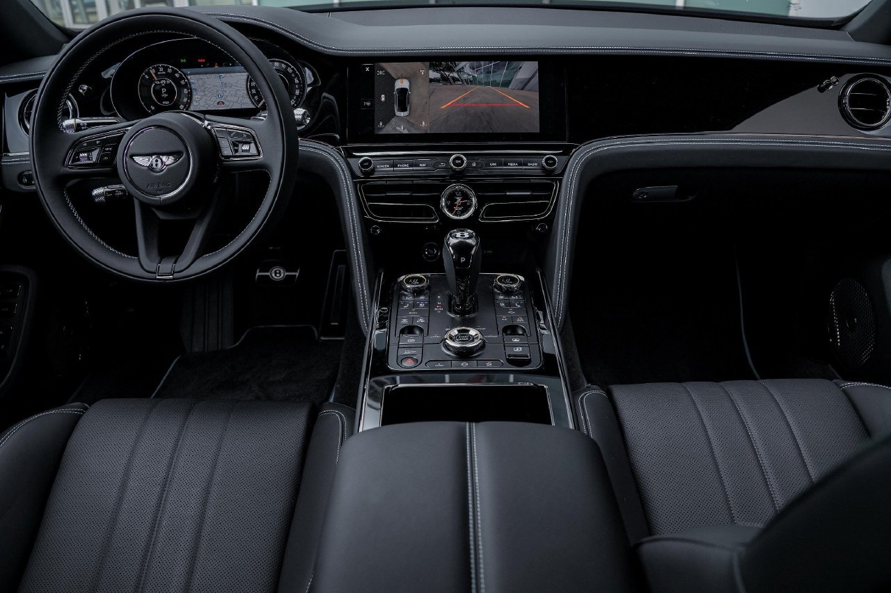 Used 2025 Bentley Flying Spur Plug-In Hybrid AWD/4WD image 3