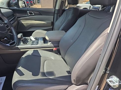 Used 2025 Kia Carnival FWD image 13
