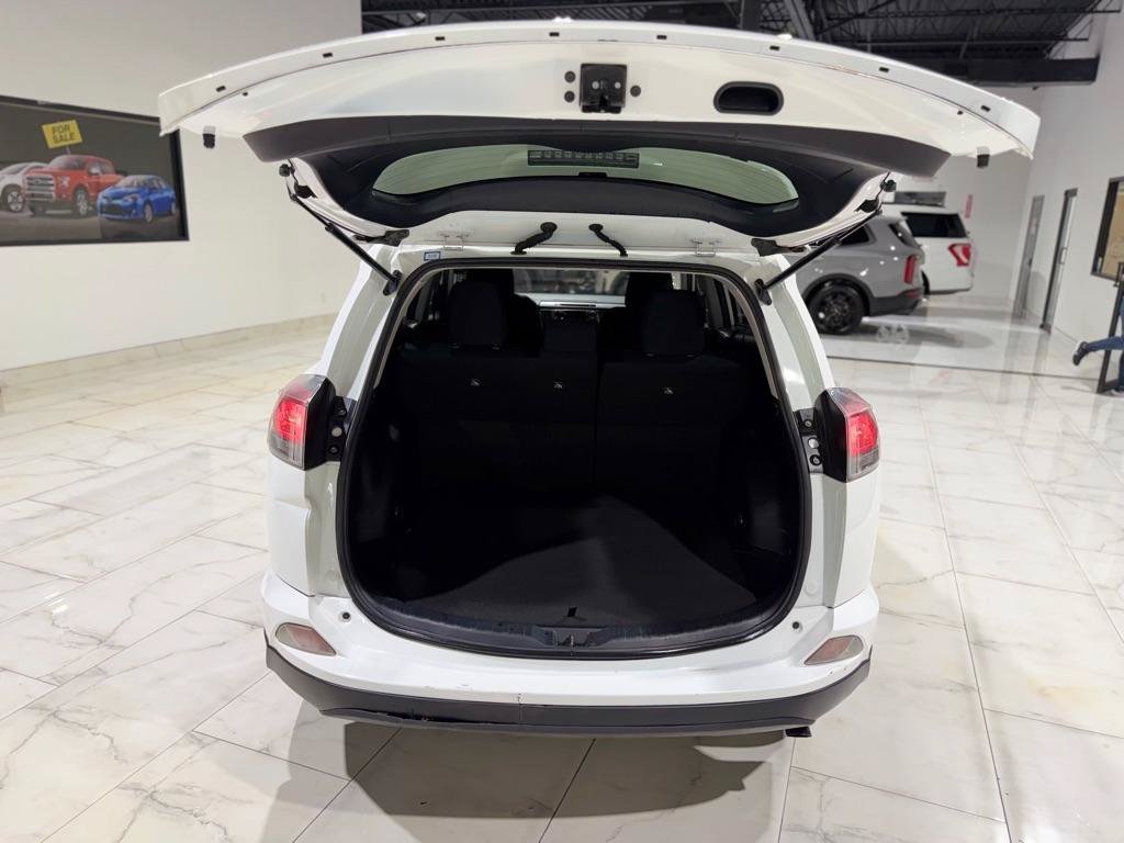Used 2018 Toyota RAV4 LE FWD image 11