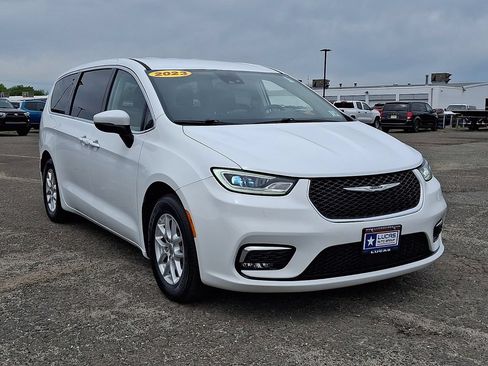 Used 2023 Chrysler Pacifica Touring-L FWD image 2