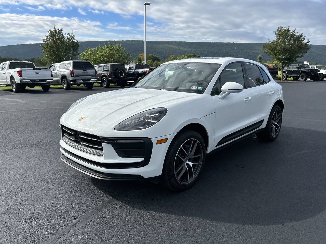 Used 2025 Porsche Macan AWD/4WD image 3