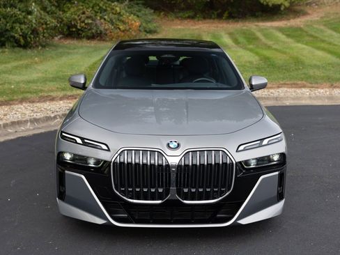 Used 2024 BMW 760i xDrive w/ Premium Package 2 image 3