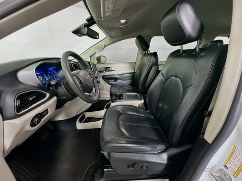 Used 2022 Chrysler Pacifica Touring-L FWD image 13