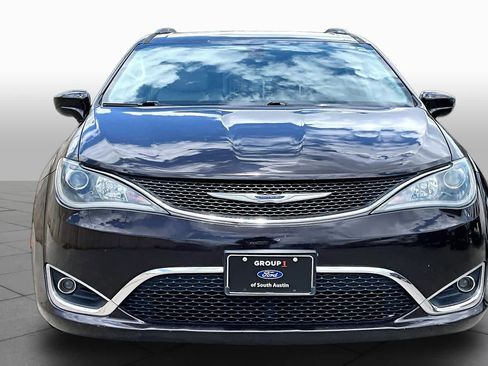 Used 2017 Chrysler Pacifica Touring-L w/ Tire & Wheel Group FWD image 4