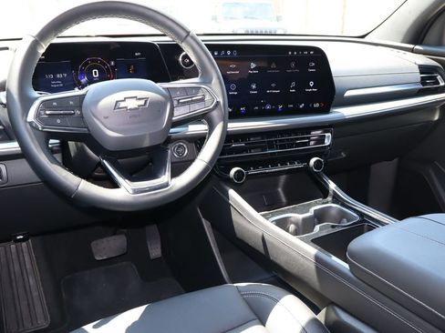 Used 2026 Chevrolet Traverse LT FWD image 4