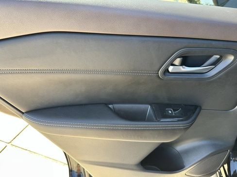 Used 2023 Nissan Rogue SL image 14