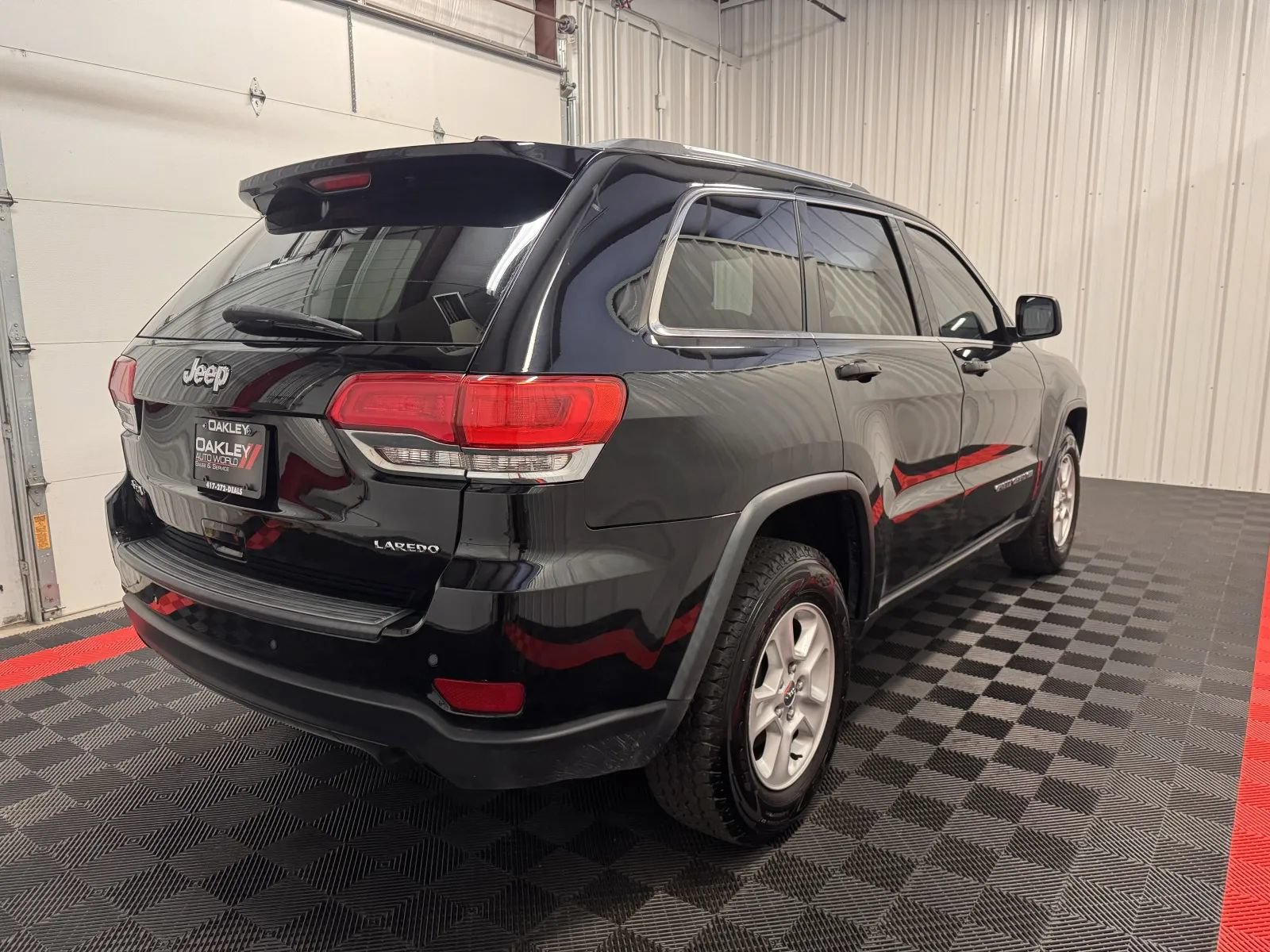 Used 2017 Jeep Grand Cherokee Laredo w/ Quick Order Package 23E AWD/4WD image 4