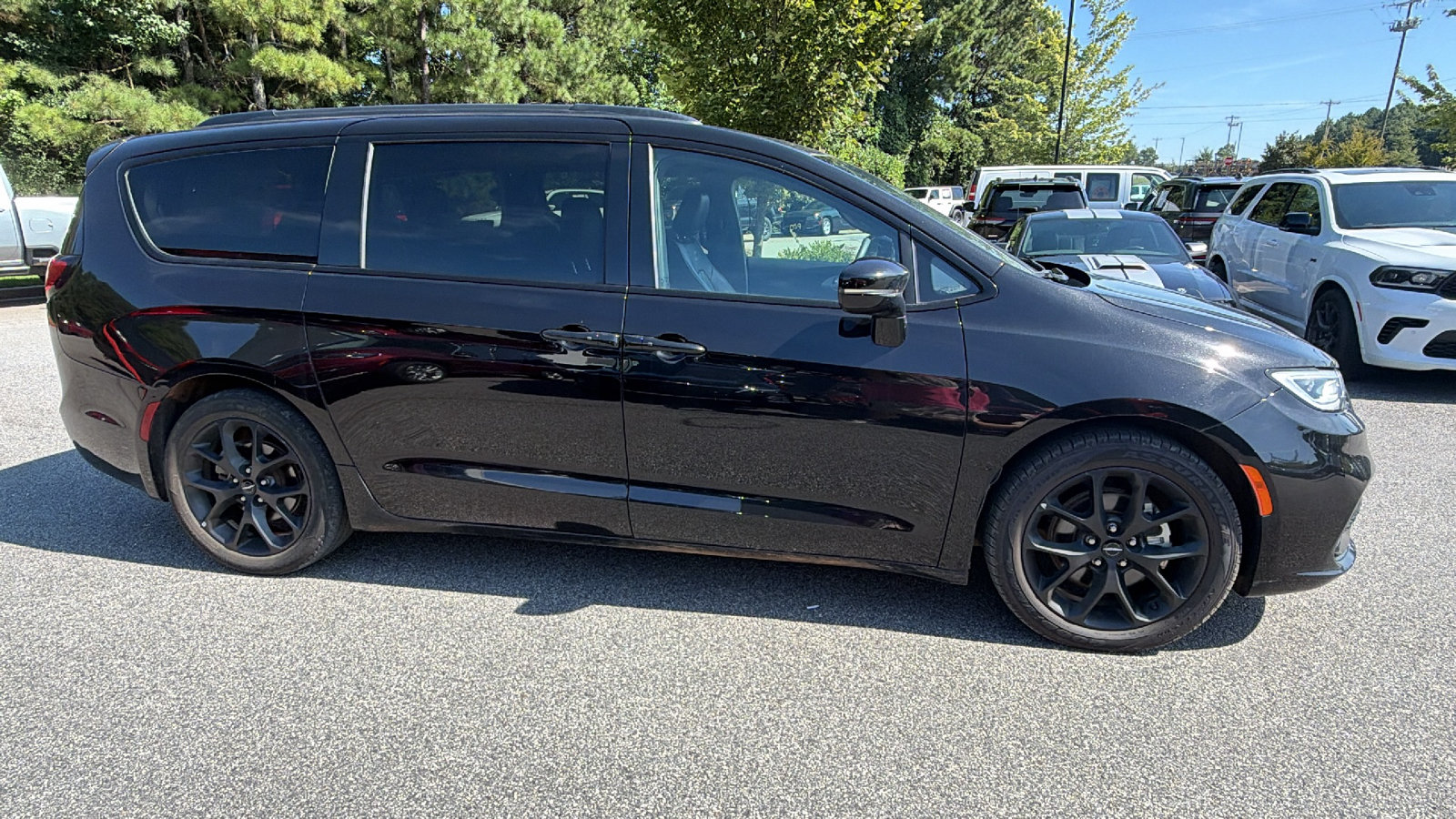 Used 2025 Chrysler Pacifica Limited FWD image 7